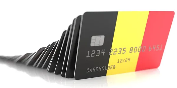 Lijn van gevallen creditcards met vlaggen van België op witte achtergrond, 3d rendering — Stockfoto