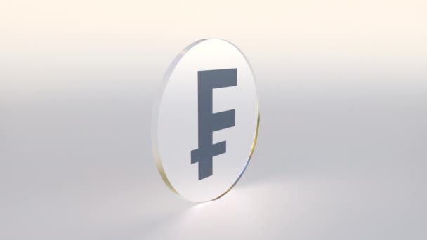 Знак швейцарского франка и счастливый смайлик по бокам вращающейся монеты или жетона, успешный инвестиционный концептуальный цикл 3D анимации — стоковое видео