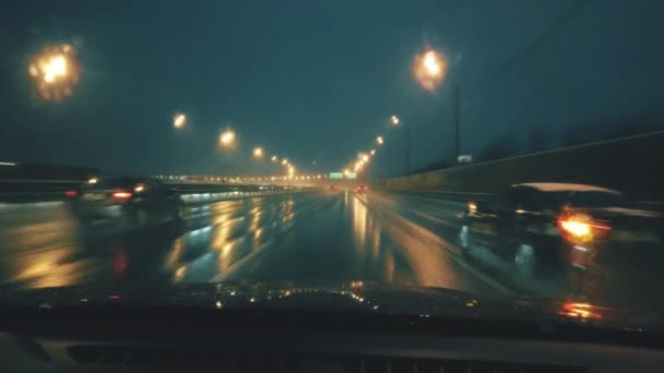 Les conducteurs de voiture POV abattu. Conduire le long de l'autoroute dans la neige mouillée la nuit — Video