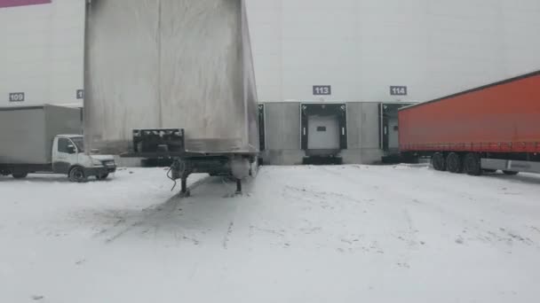 KOLEDINO, RUSSIA - DECEMBER 20, 2021. Trailers, cars and trucks at warehouse loading docks of Wildberries, the biggest e-commerce marketplace in Russia — Stockvideo