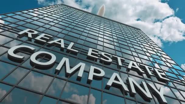 REAL ESTATE COMPANY signboard on a modern skyscraper reflecting flying airplane. 3D animation — 图库视频影像