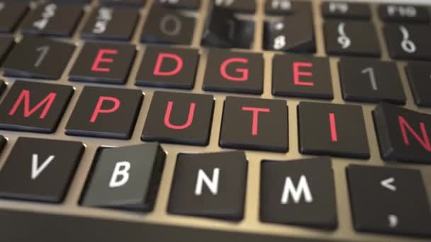 EDGE KOMPUTING tekst ujawnia się za pomocą klawiszy flipping klawiatury komputera. Nowoczesna konceptualna animacja 3D związana z technologią — Wideo stockowe