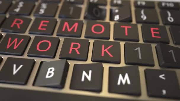 REMOTE WORK Text, der mit Klapptasten der Computertastatur enthüllt wird. Moderne technologiebezogene konzeptionelle 3D-Animation — Stockvideo
