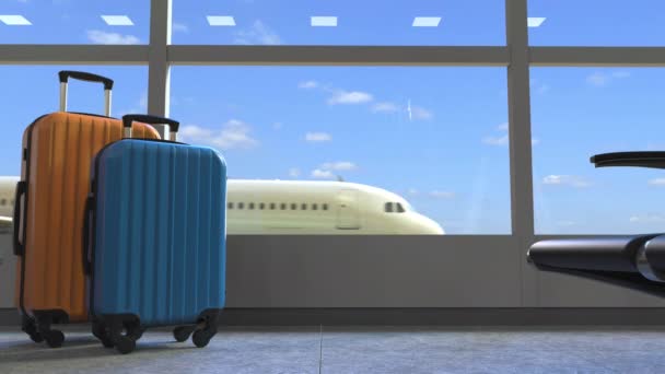現代の航空会社は、ターミナルの窓にドバイ国際空港のテキストを明らかにします — ストック動画