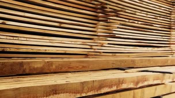 Construcción suministros de madera pila primer plano disparo — Vídeos de Stock