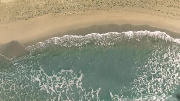 Schatten eines fliegenden Passagierflugzeugs verrät Barcelona-Text am Sandstrand — Stockvideo