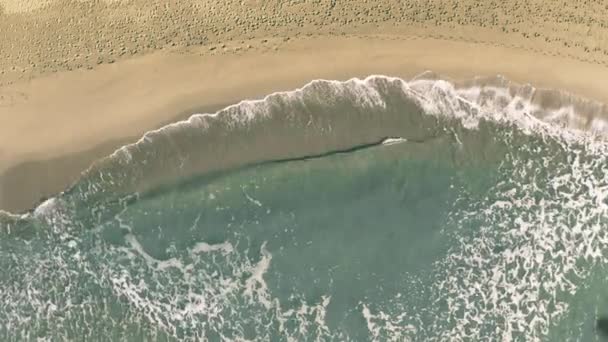 Ombra di un aereo di linea rivela Crozon testo sulla spiaggia di sabbia — Video Stock