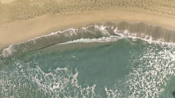 Schaduw van een vliegend vliegtuig onthult Menorca tekst op het zandstrand — Stockvideo
