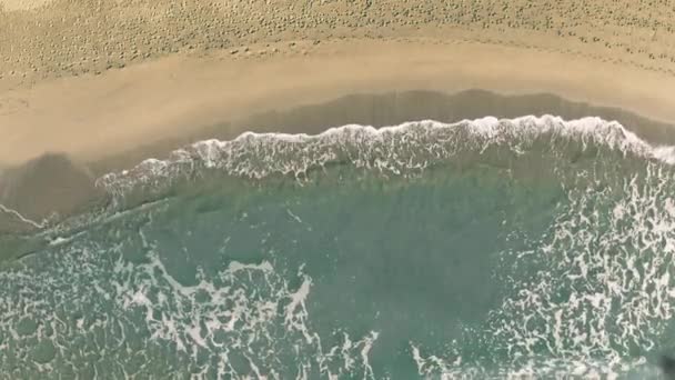 Palavra de Marbella sendo revelada com a sombra de um avião voador na praia — Vídeo de Stock
