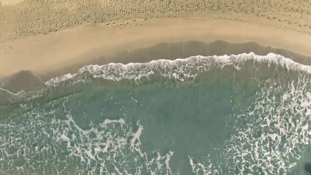 L'ombra di un aereo di linea volante rivela il testo delle Hawaii sulla spiaggia sabbiosa — Video Stock