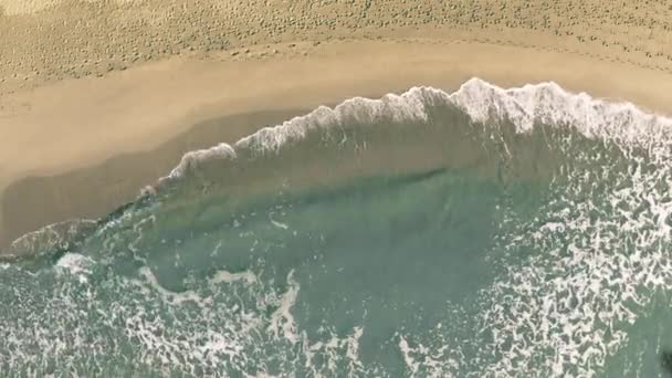 Слово Гренады раскрывается с тенью летающего самолета на пляже — стоковое видео
