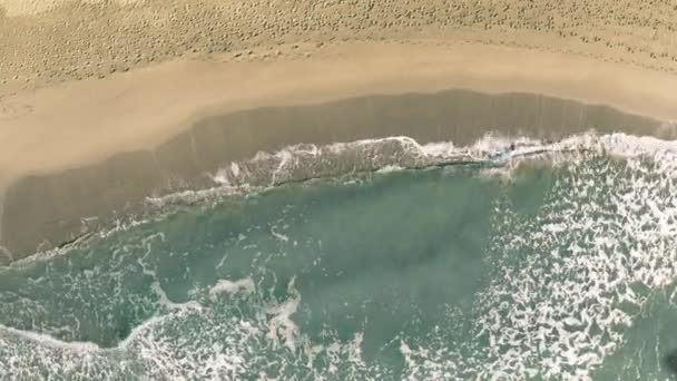 Testo Hvar rivelato con l'ombra di un aereo commerciale volante sulla spiaggia, vista aerea dall'alto verso il basso — Video Stock