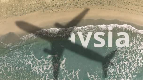Ombra di un aereo di linea rivela Malesia testo sulla spiaggia di sabbia — Video Stock