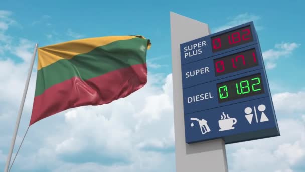 Litvánia zászlaja és a benzinkút aláírja a táblát emelkedő üzemanyagárakkal. Fogalmi 3D animáció — Stock videók
