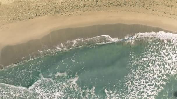 Sicilya metni, plajda uçan bir ticari uçağın gölgesi ile ortaya çıktı. — Stok video