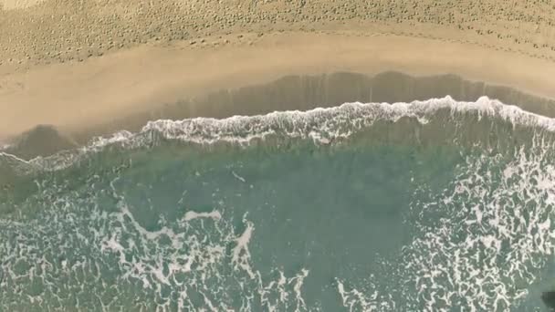 Ombra di un aereo di linea rivela Filippine testo sulla spiaggia di sabbia — Video Stock