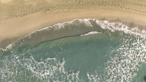 Schaduw van een vliegend vliegtuig onthult Namibië tekst op het zandstrand — Stockvideo