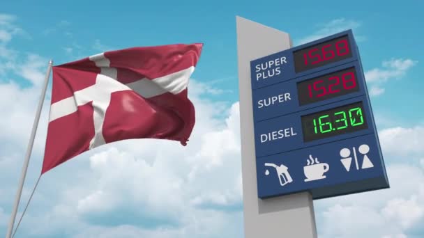 상승하는 연료 가격과 덴마크의 국기와 주유소 표시 보드, 개념적인 3D 애니메이션 — 비디오