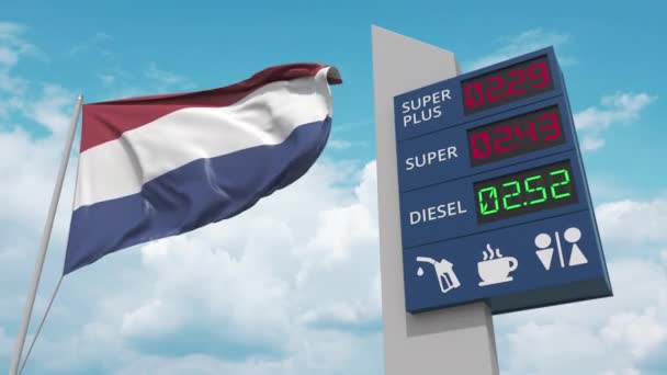 Σημαία της Ολλανδίας και πινακίδα βενζινάδικου με αυξανόμενες τιμές καυσίμων. Εννοιολογική 3D animation — Αρχείο Βίντεο
