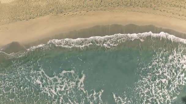 Το κείμενο της Νάξου αποκαλύπτεται με τη σκιά ενός ιπτάμενου εμπορικού αεροπλάνου στην παραλία, με θέα από πάνω προς τα κάτω — Αρχείο Βίντεο