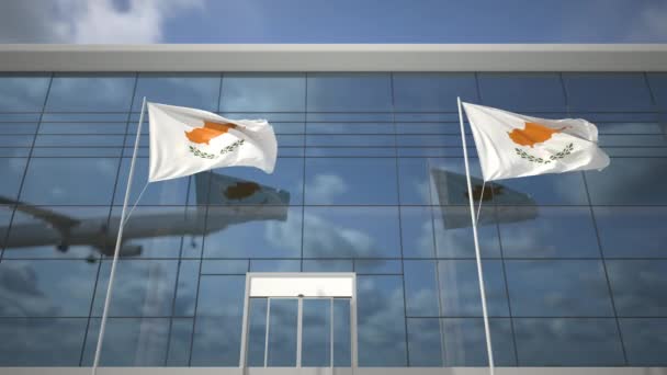 Banderas de Chipre en el aeropuerto y avión comercial de aterrizaje — Vídeos de Stock