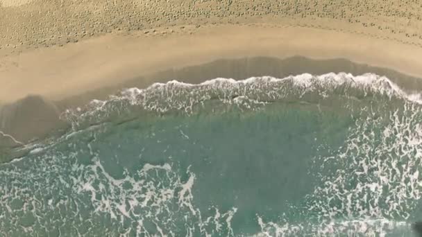 Palavras do Rio de Janeiro sendo reveladas com a sombra de um avião voador na praia — Vídeo de Stock