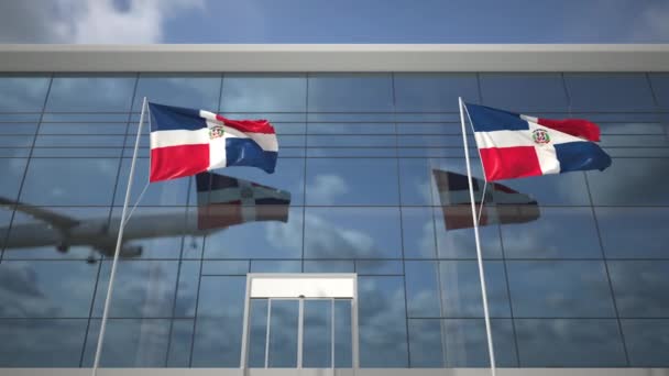空港ターミナルにドミニカ共和国の着陸旅客機と旗 — ストック動画