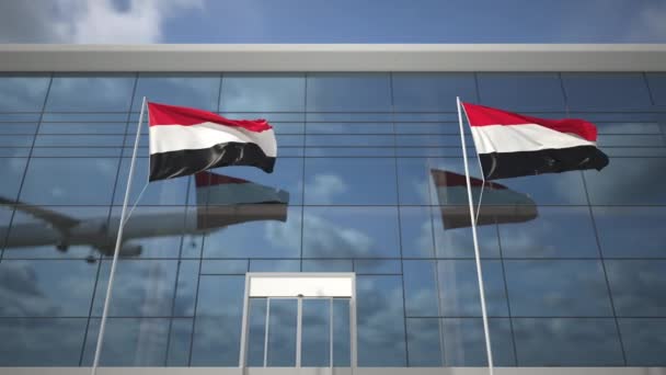 Avião de aterragem e bandeiras do Iémen no terminal do aeroporto — Vídeo de Stock