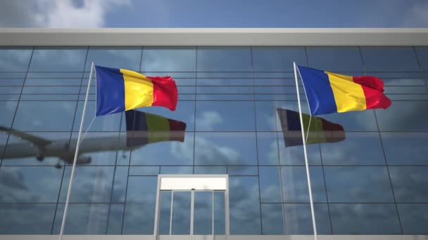 Avión de aterrizaje y banderas de Rumanía en la terminal del aeropuerto — Vídeos de Stock