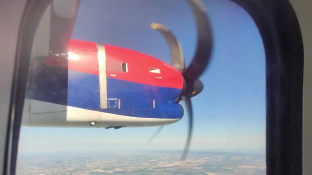 飛行中のターボプロップの商用飛行機エンジン — ストック動画