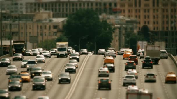 阳光灿烂的日子里 市区街道的交通又宽阔又繁忙 — 图库视频影像