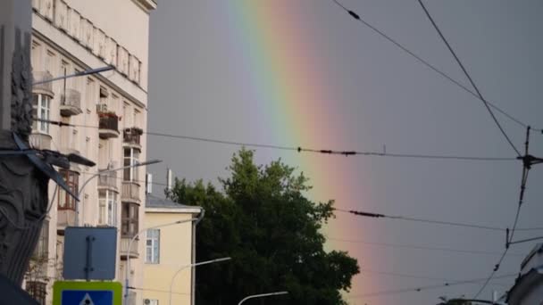 Moesow Rusland Juli 2022 Straatverkeer Het Centrum Regenboog Regen — Stockvideo