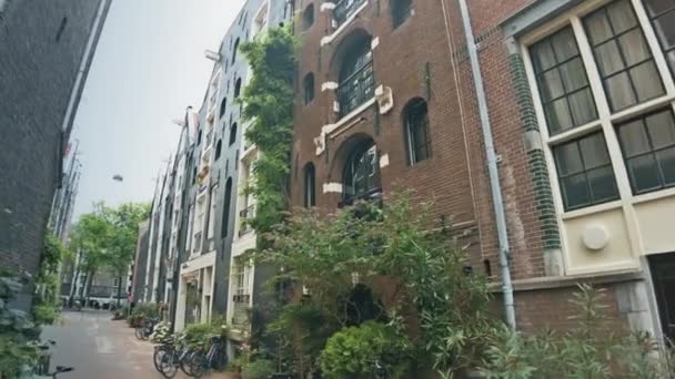 Mooie Straat Amsterdam Huis Ingericht Met Regenboogvlag Nederland — Stockvideo