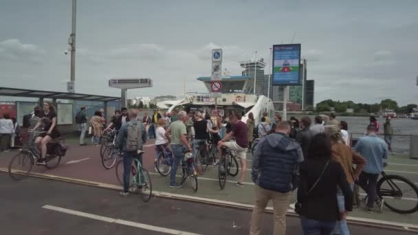 Amsterdam Nederländerna Juli 2022 Färja Ndsm Station — Stockvideo