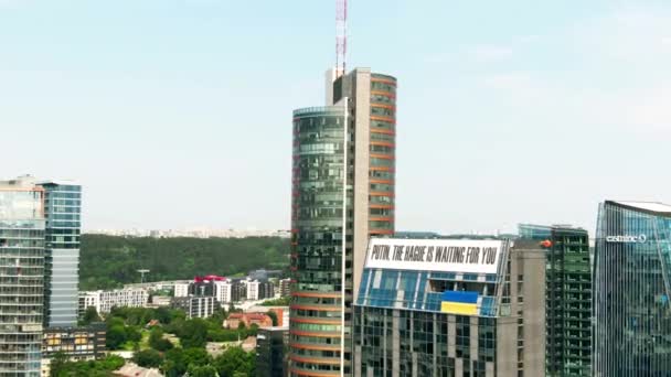 Vilnius Lithuany Червня 2022 Року Антивоєнний Прапор Путіна Гаага Чекає — стокове відео