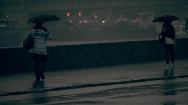 Zeitlupenaufnahmen Von Unbekannten Mit Regenschirmen — Stockvideo