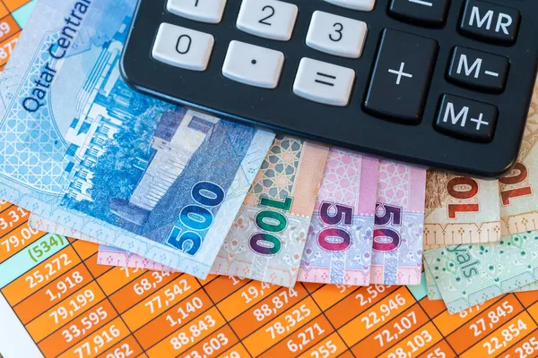 Банк Катару Нотатки на електронній таблиці з калькулятором — стокове фото