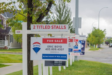11 Eylül 2020 - Calgary Alberta Kanada - Bir sokakta satılık emlak