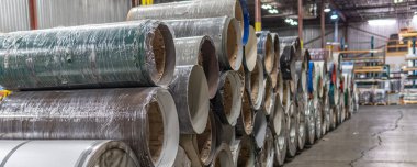 Metal çatı fabrikasında metal bobinler.