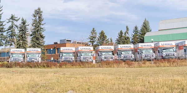 16 października 2021 - Calgary Alberta Kanada - U Haul Przenoszenie samochodów ciężarowych w zajezdni — Zdjęcie stockowe
