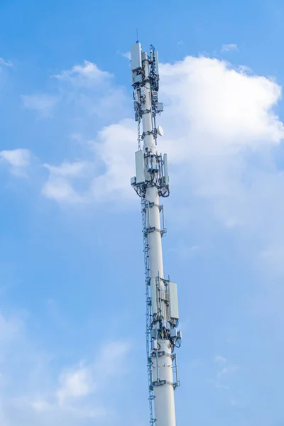 RF Torres de transmisión de comunicación bajo cielo nublado —  Fotos de Stock