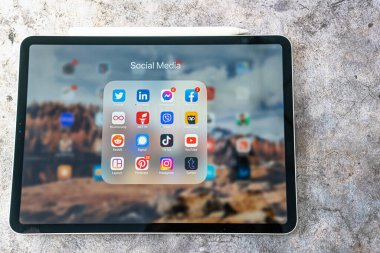 30 Ekim 2021 - Calgary Alberta Canada - Apple Ipad Pro 'sunda Sosyal Medya uygulamaları