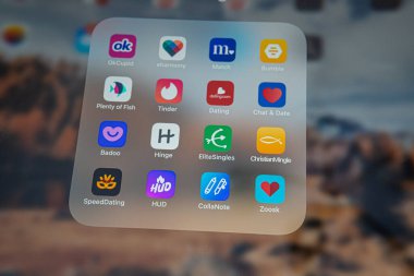 30 Ekim 2021 - Calgary Alberta Kanada - Apple Ipad profosyonellerinin flört uygulamaları