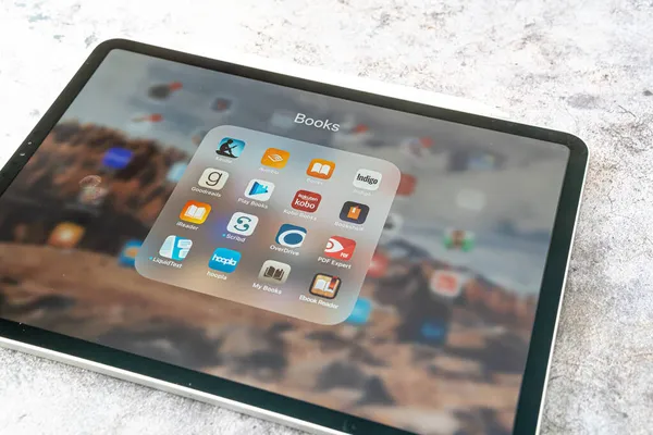 30 ตุลาคม 2021 - Calgary อัลเบอร์ต้าแคนาดา - หนังสือและอ่านแอพในแอปเปิ้ล Ipad pro — ภาพถ่ายสต็อก