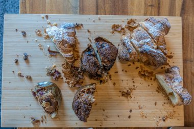 Kekler ve pastalar ahşap masada sergileniyor.