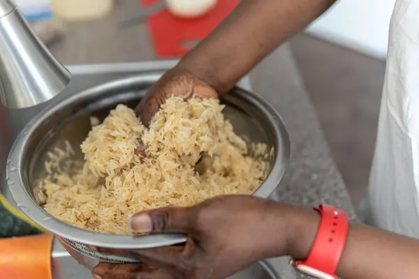 Donna afroamericana nigeriana che lava il riso prima di cucinare — Foto Stock