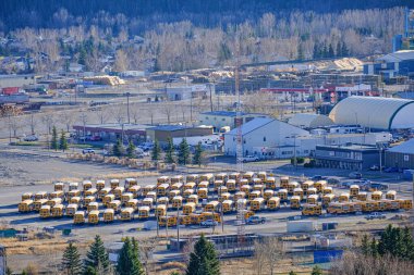 21 Nisan 2021 - Cochrane Alberta Kanada - bir deponun önüne park etmiş okul otobüsleri