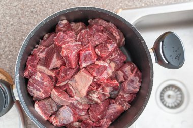 Kaynatmak için bir kap çiğ et.