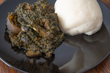 Nijerya Pounded Yam Afanag çorbası ile servis edilmeye hazır.