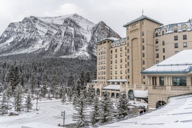 6 Kasım 2021 Louise Gölü Alberta Kanada - Fairmont Chateau Lake Louise Otel Binası